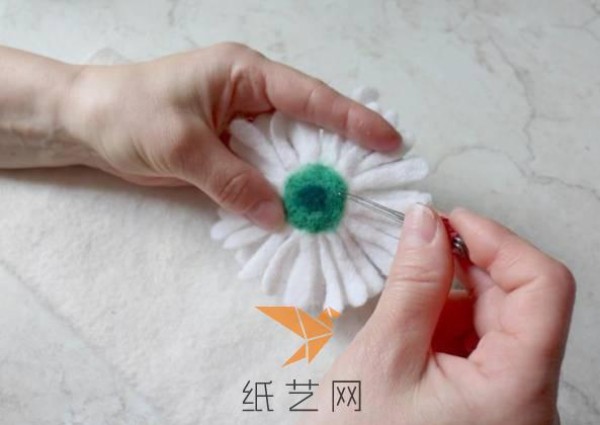 Tutorial on how to make a fresh wool felt daisy flower arrangement in spring