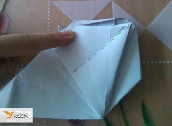 Step-by-step illustration of how to use origami to fold a cute grand piano