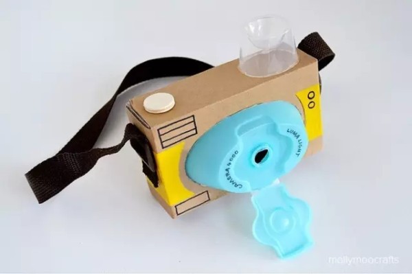 You can make your own camera out of a cardboard box you don’t use at home! Parent-child crafts!