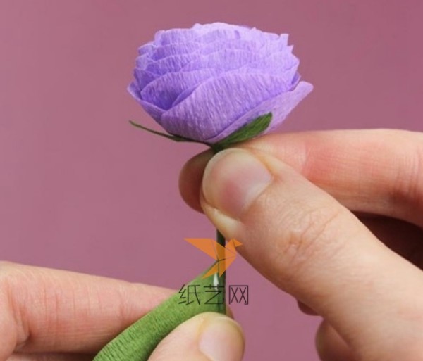 How to make delicate paper roses from crepe paper - DIY illustrated tutorial