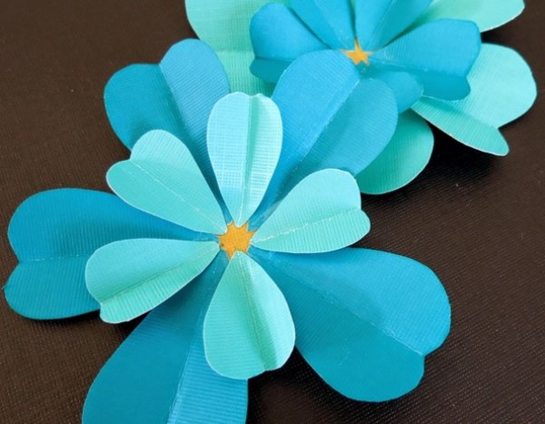 A simple tutorial to teach you how to make three-dimensional paper flowers for greeting card decorations