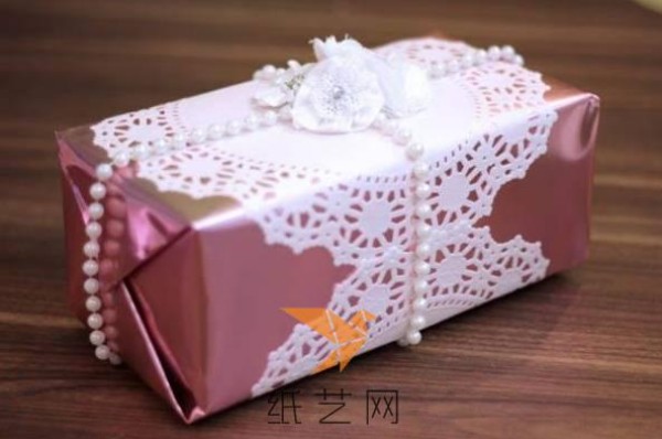 Five unique gift wrapping decoration tutorials