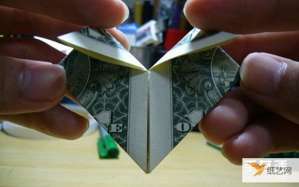 Illustrated comprehensive introduction to the method of folding hearts on one-dollar banknotes