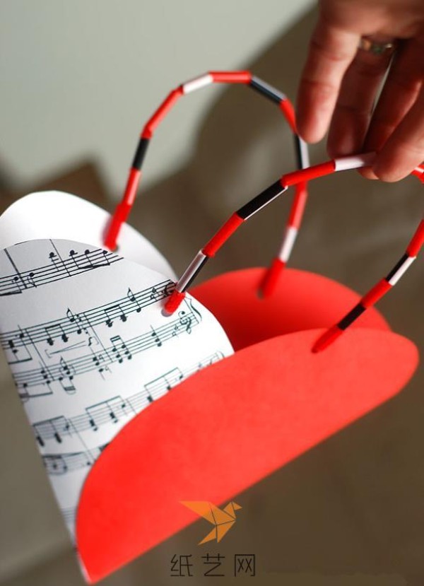 Three-minute heart-shaped Valentine’s Day gift wrapping bag making tutorial