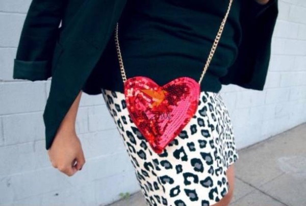 Tutorial on making a heart-shaped small satchel bag decorated with nonwoven beads