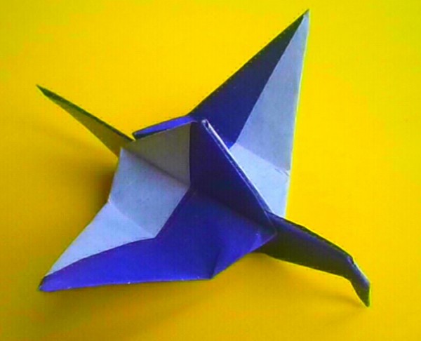 Tutorial on how to fold creative two-color flying origami paper cranes