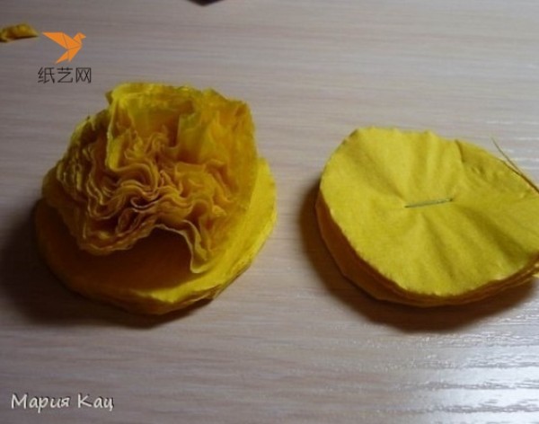 Tutorial on how to make simple decorative paper flower balls from crepe paper