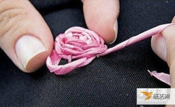 Illustrated tutorial on basic methods of embroidery stitches for five-cornered rose ribbons