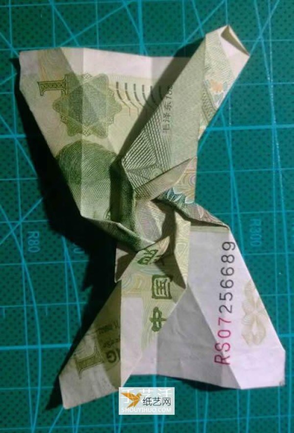 Illustration of how to fold a hexagonal badge using one-yuan banknotes