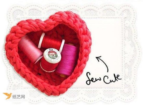 Illustrated tutorial on how to use crochet to knit a beautiful love storage basket