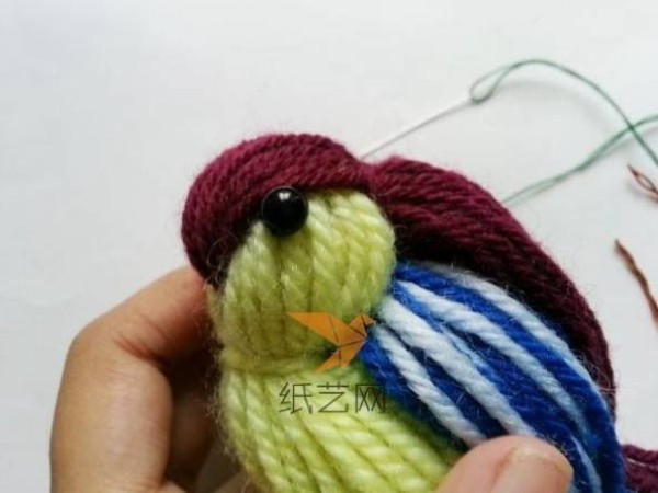 A step-by-step tutorial on how to make a cute chick with wool