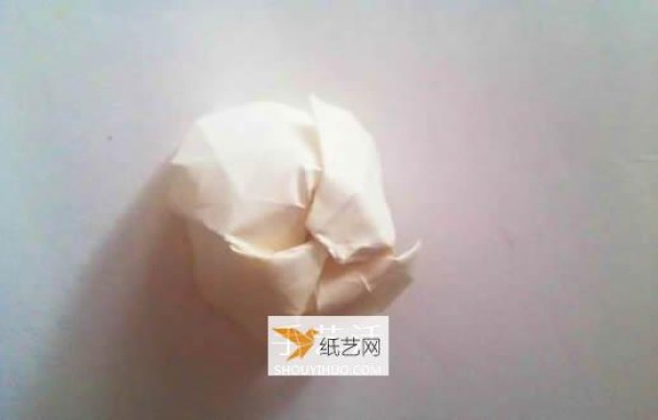 Step-by-step illustration of how to fold paper roses