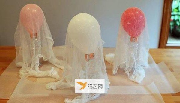 Easy way to make a Halloween ghost using gauze