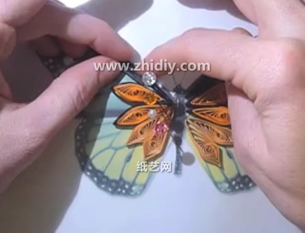 Tutorial on how to make three-dimensional paper butterflies