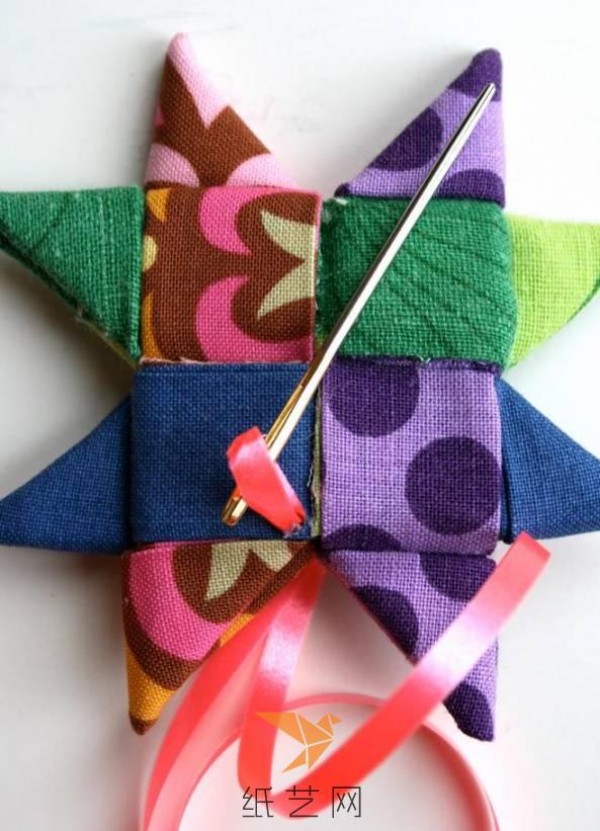 Tutorial on how to decorate fabric Christmas gift wrapping using origami