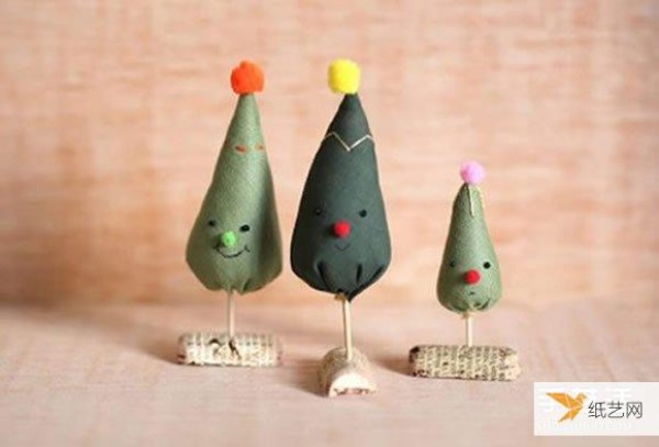 Handmade fabric works using non-woven fabrics—Illustration of making a personalized mini Christmas tree