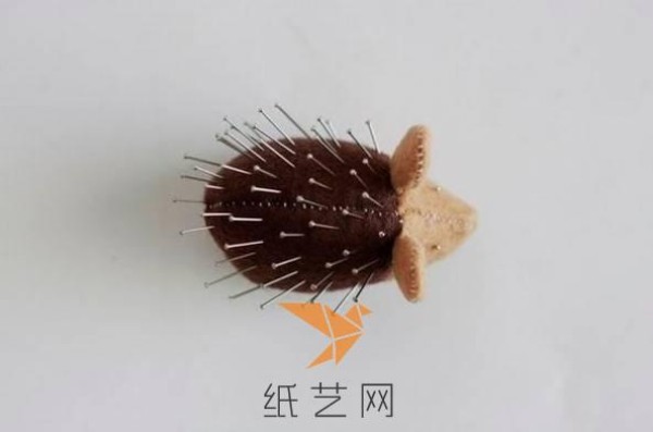 Cute little hedgehog pin-making tutorial