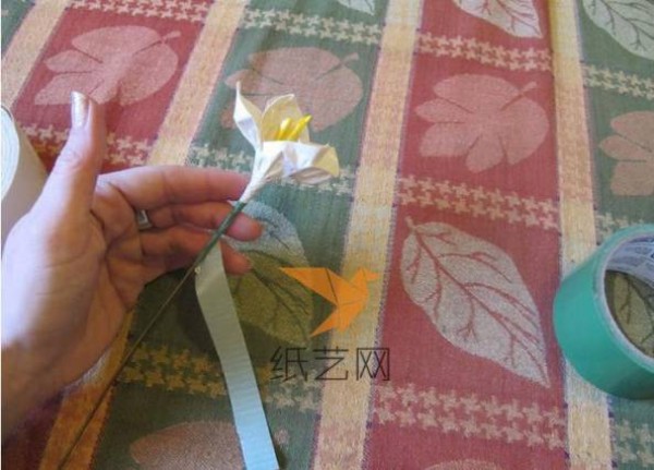 Tutorial on how to use old clothes hangers to make beautiful flowers for New Year decorations