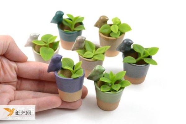 Small and cute mini pottery flower pot handicrafts made by hand