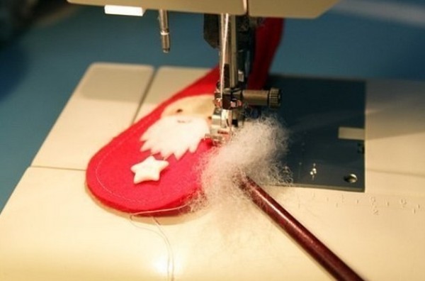 Use non-woven fabric to make Santa Claus Christmas tree ornaments for Christmas