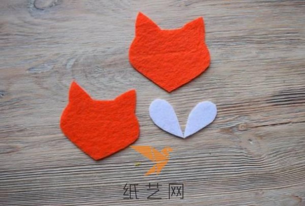 Tutorial on how to make handmade little fox hairpins for children as Christmas gifts