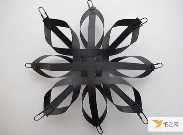 Illustrated tutorial on how to fold three-dimensional snowflakes using paper strips