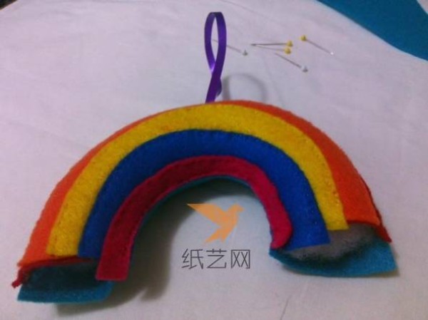 DIY tutorial for cute rainbow cloud Christmas gifts made from non-woven fabrics