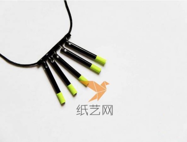 DIY tutorial on using waste straws to make beautiful fluorescent necklaces