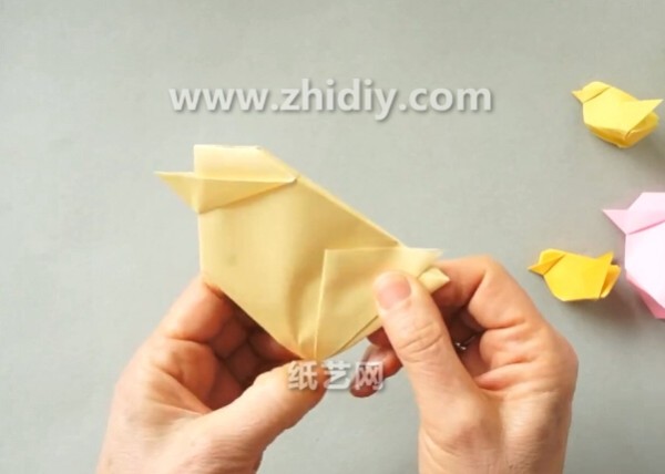 Video tutorial on how to fold an origami chicken box