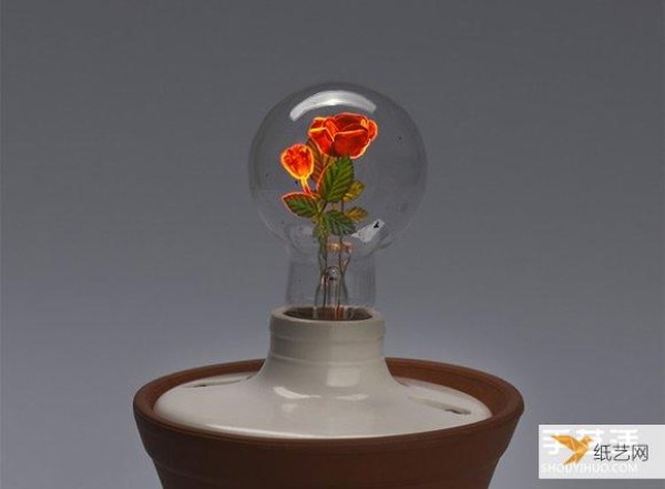 Turn on electricity to make flowers bloom! Use antique light bulbs to create beautiful luminous art