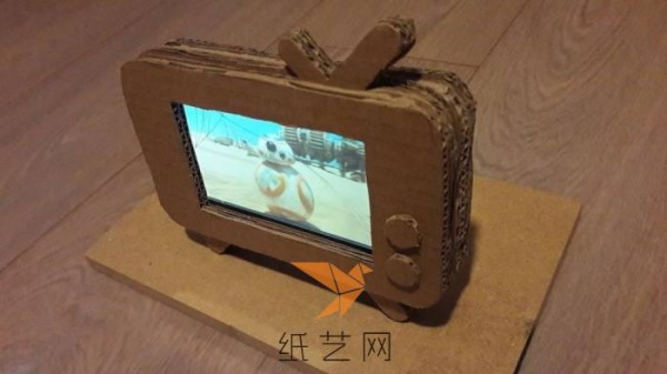 Tutorial on how to make a TV and mobile phone holder from old cardboard boxes as a Father’s Day gift