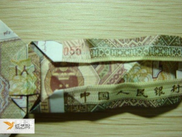 Detailed illustration of how to use the dollar bill folding paper camera