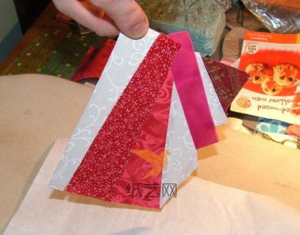 Tutorial on making sweet Valentine’s Day fabric postcards