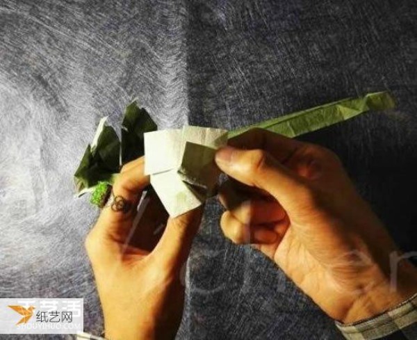 Illustrated tutorial on folding a Sansheng rose from a piece of paper