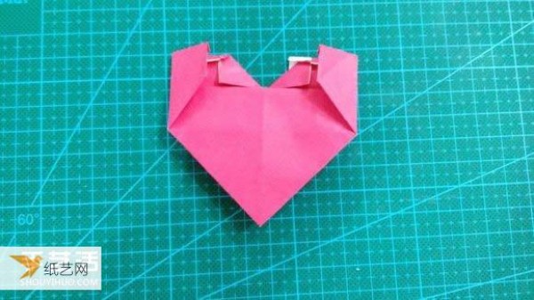 Hand-folded Valentines Day LOVE heart-shaped origami illustration tutorial