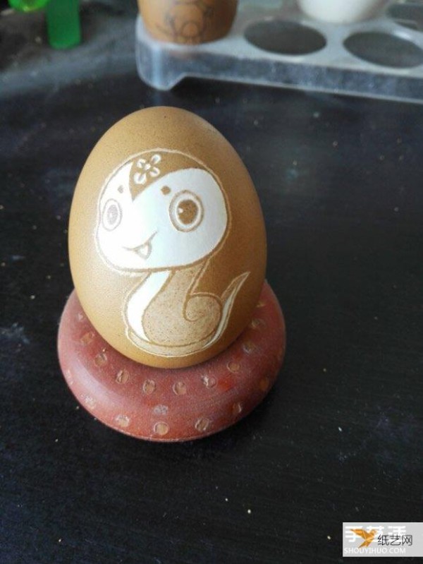 A very simple illustrated tutorial on how to make basic egg carvings by hand