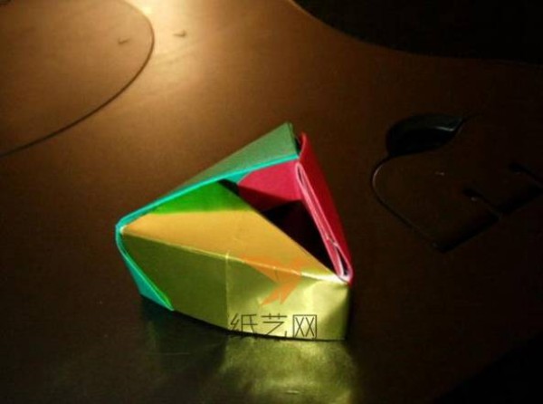 Tutorial on making handmade triangular origami box gift packaging box