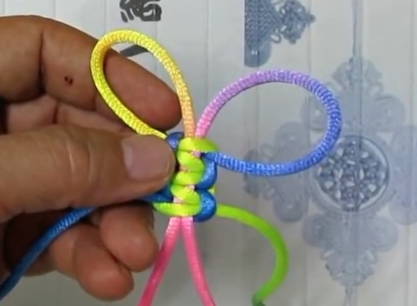 How to weave a flat Chinese knot—an introductory tutorial on how to weave a Chinese knot