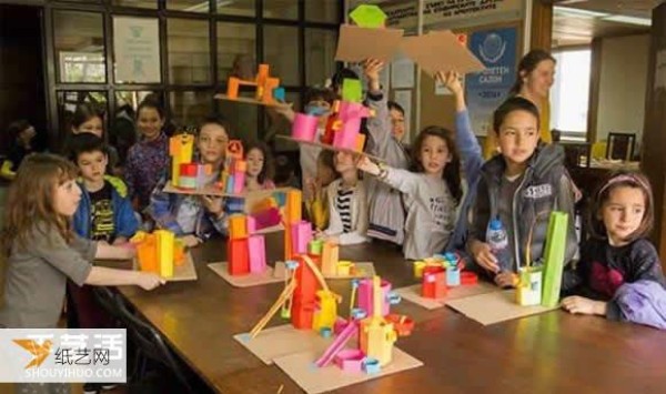 A very interesting way to use cardboard building blocks to build various personalized building models.