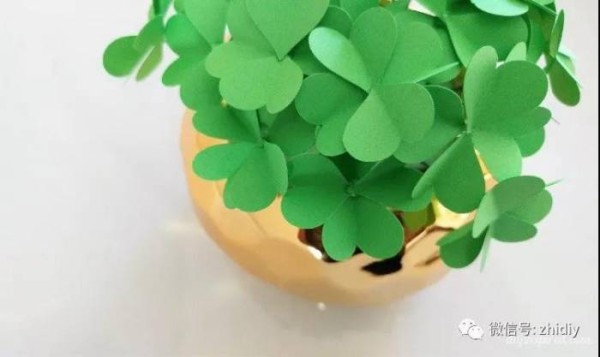 5 super simple paper art four-leaf clover tutorials are here!