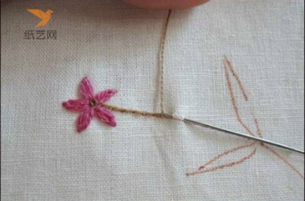 Embroidery tutorial teaches you how to make simple embroidery flowers