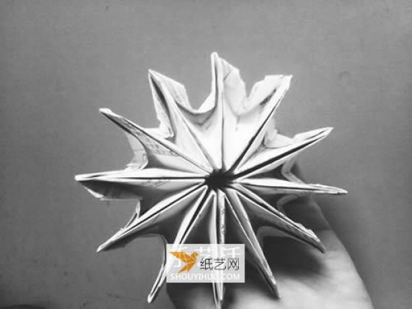 Illustration of how to fold paper fireworks by hand