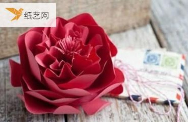 Illustration of how to make beautiful red flowers using cardboard