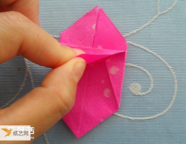 Illustrated tutorial for children to fold a simple paper box