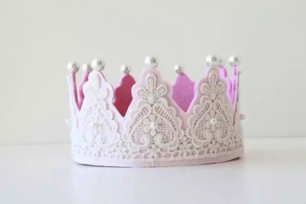 Roll up the lace to make a fairy tale crown!