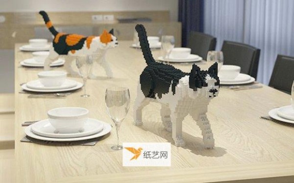 Three-dimensional cat model made of mini Lego bricks