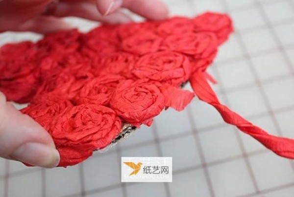 How to make Valentine’s Day rose decorations using crepe paper