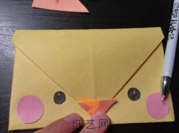 Illustrated tutorial on how to make cute cartoon chicken origami envelopes for children.