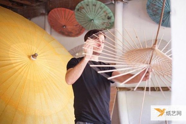 Design of brass umbrella tables and stools based on traditional Chinese oil-paper umbrellas