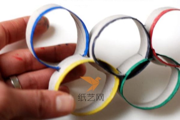 Tutorial on using toilet paper tube waste to make children’s handmade Olympic rings